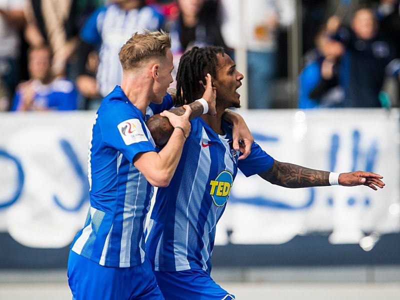 Torschützen unter sich: Valentino Lazaro (re.) und Ondrej Duda.
