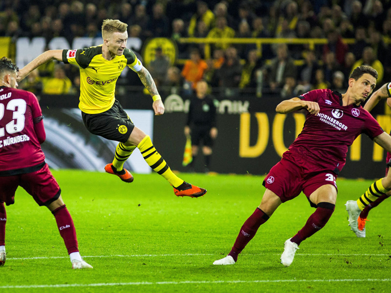 Gleich schlägt's zum 2:0 ein: Reus hat abgezogen, Margreitter (r.) fälschte noch ab.