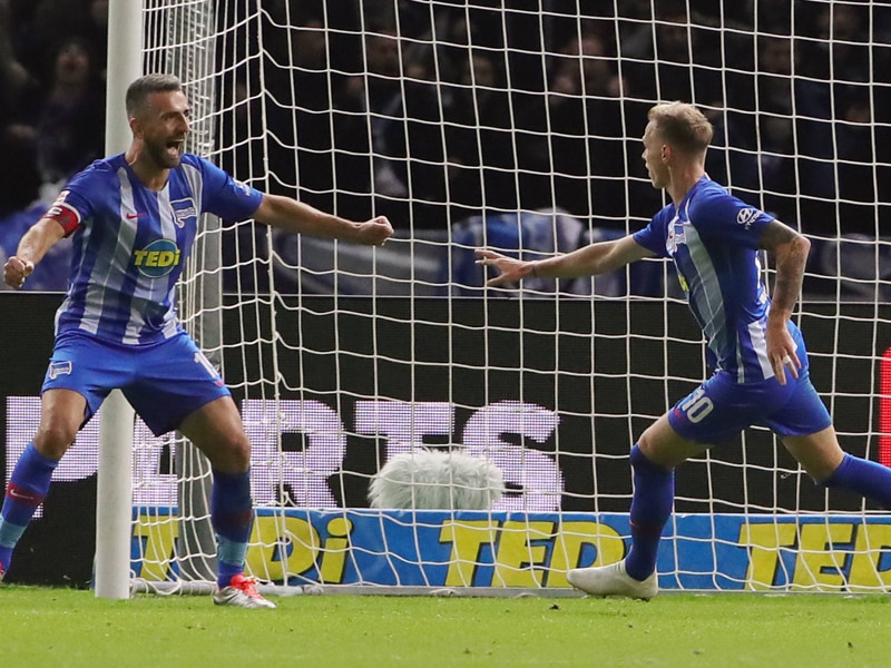 Torschützen unter sich: Vedad Ibisevic (li.) und Ondrej Duda bejubeln das 2:0.