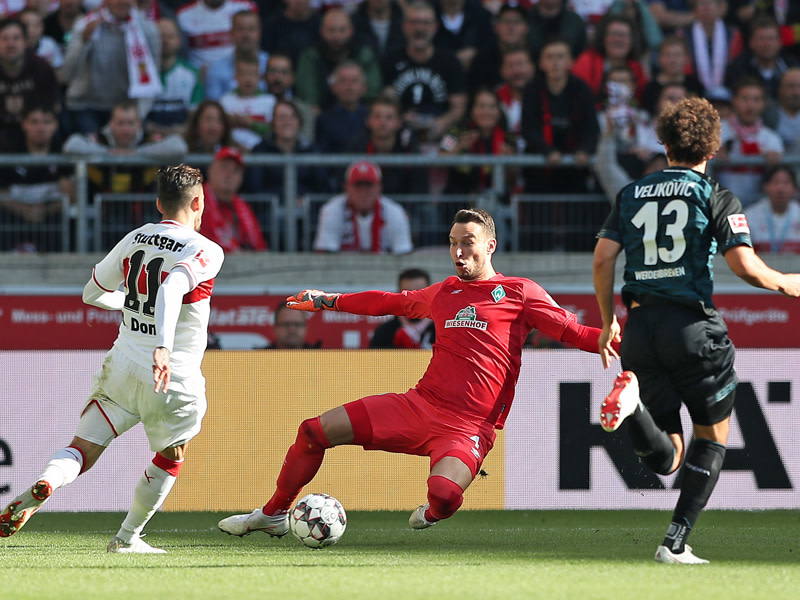 Die Führung: Anastasios Donis geht an Bremens Keeper Jiri Pavlenka vorbei und schiebt zum 1:0 ein.