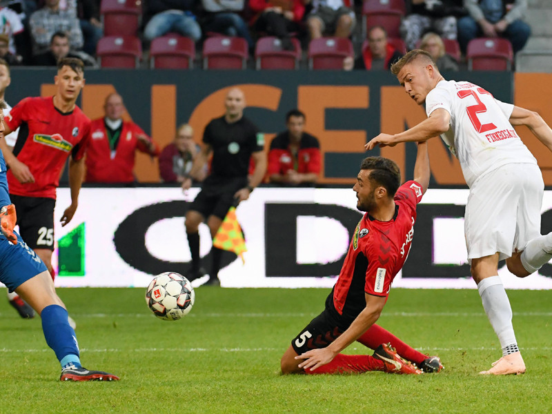 Traumtor bei der Rückkehr: Alfred Finnbogason erzielte noch vor der Pause per Hacke Augsburgs 2:0.