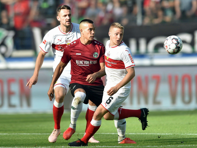 In der Klemme: Hannovers Doppelpacker Wood, hier gegen Gentner (l.) und Ascacibar.