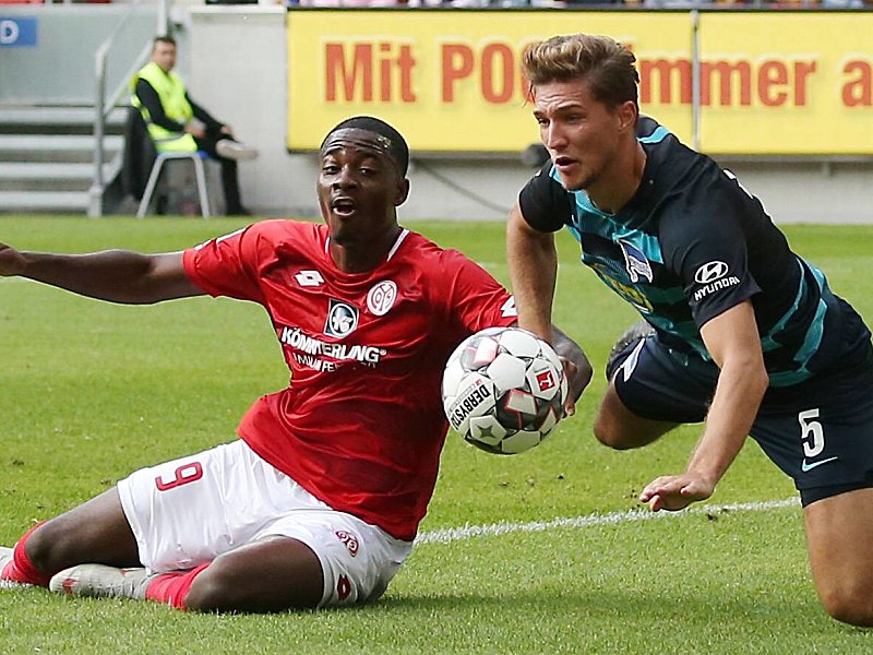 Enges Duell: Der Mainzer Jean-Philippe Mateta gegen Herthas Niklas Stark (v.li.).