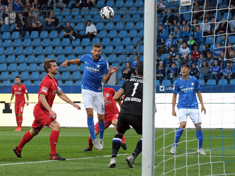 Das Tor des Abends: Tom Weilandt setzt zum Kopfball an - und überwindet Bielefelds Torwart Stefan Ortega.