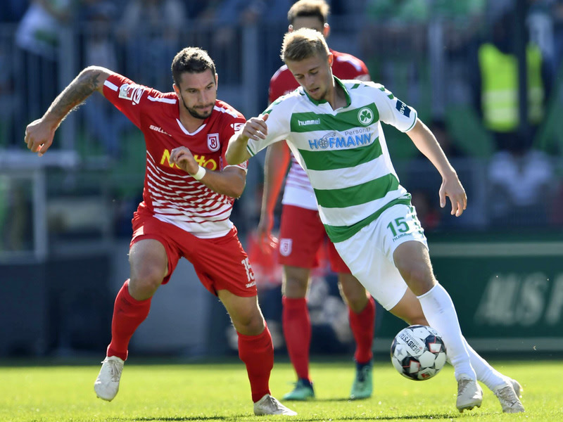 Den Ball im Blick: Fürths Sebastian Ernst gegen Regensburgs Marco Grüttner.