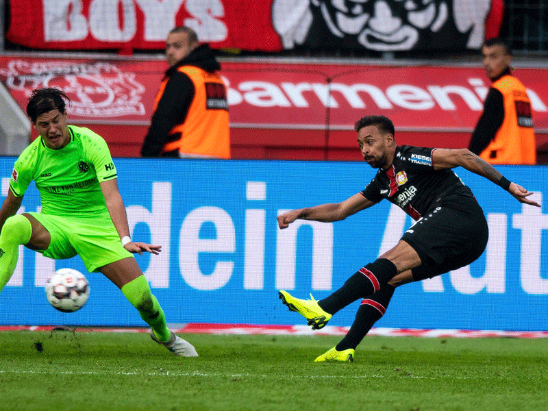 Später Treffer zum 2:2: Leverkusens Karim Bellarabi (re.) bewahrt sein Team vor der Niederlage gegen Hannover.