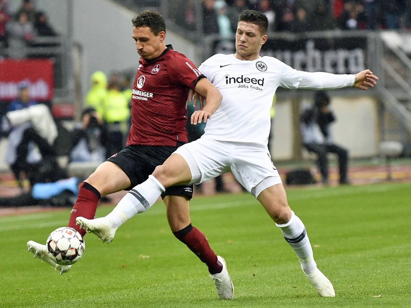Enges Duell: Nürnbergs Georg Margreitter (l.) im Zweikampf mit Torjäger Luka Jovic.