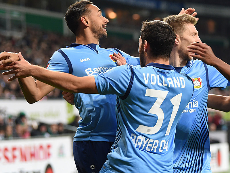 Leverkusener Freudentanz: Kevin Volland zusammen mit Karim Bellarabi (li.) und Mitchell Weiser