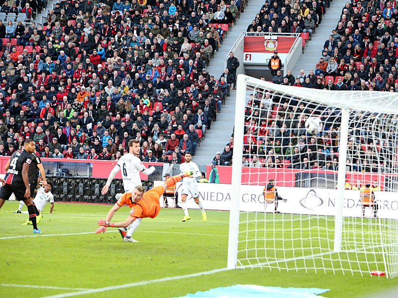 Traumtor: Reiss Nelson (3.v.li.) überwindet Keeper Lukas Hradecky.