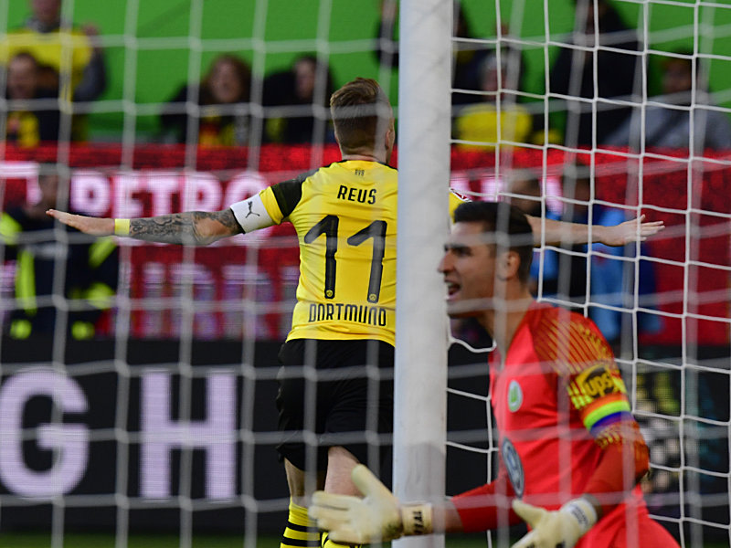 Gegensätze: Dortmunds Kapitän Marco Reus dreht jubelnd ab.