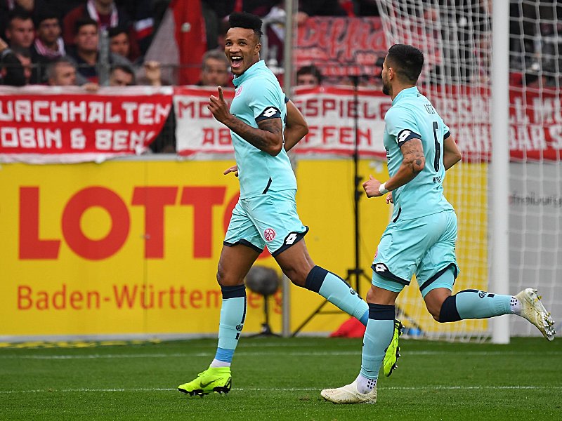 Er hatte früh gut lachen: Mainz' Jean-Philippe Gbamin (l.) bejubelt sein soeben erzieltes 1:0.