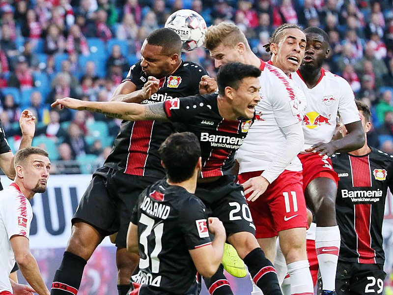 Augen zu und durch: Bayers Jonathan Tah (l.) im Luftduell mit Timo Werner.