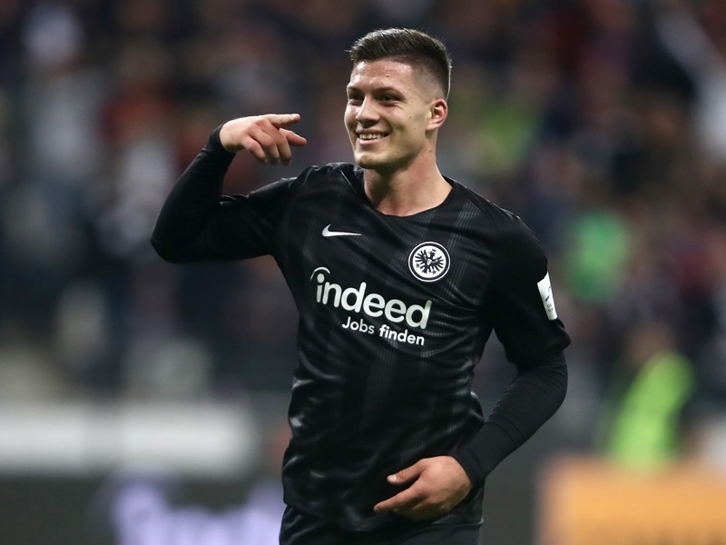 Hat derzeit gut lachen: Frankfurts Torjäger Luka Jovic traf gegen Schalke doppelt.
