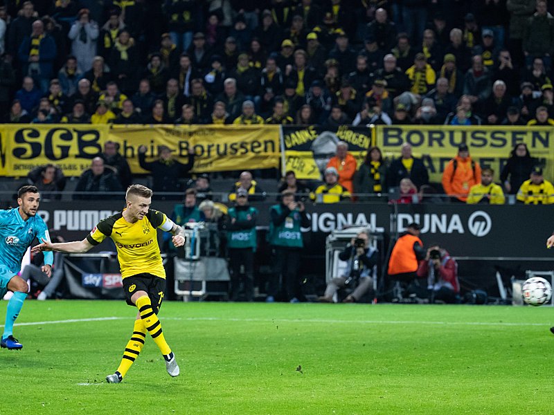 Führungstor: Marco Reus trifft vom Elfmeterpunkt.