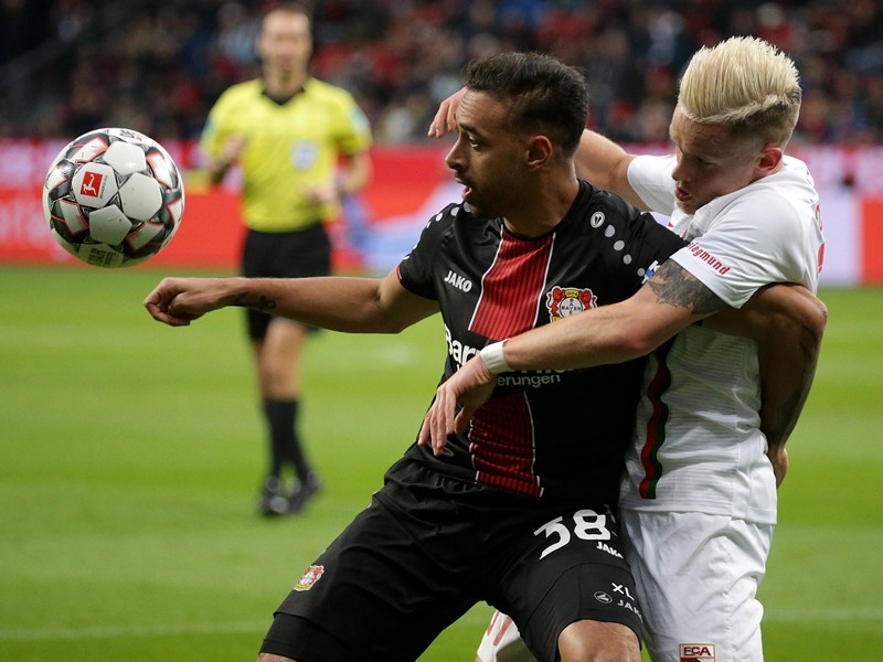 Voller Fokus: Karim Bellarabi (li.) gegen Philipp Max.