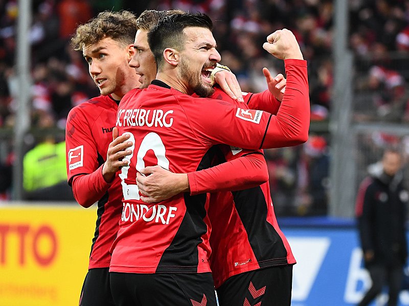 Feiernde Freiburger: Luca Waldschmidt (links), Nils Petersen und Jerome Gondorf.