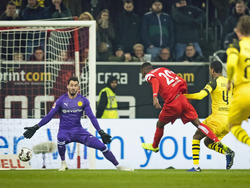 Eingeschoben: Dodi Lukebakio eilt allen davon und trifft zum 1:0.