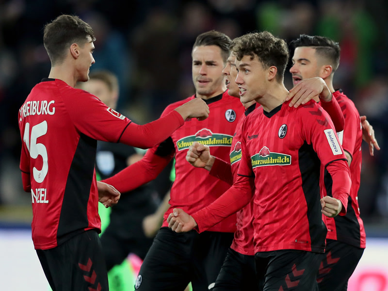 Blitzstart: Freiburg bejubelt gegen Hannover die frühe Führung durch Luca Waldschmidt (2.v.r).