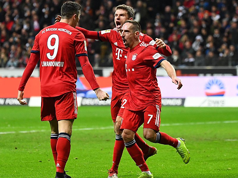 Jubelnde Münchner: Robert Lewandowski, Thomas Müller und 1:0-Torschütze Franck Ribery.