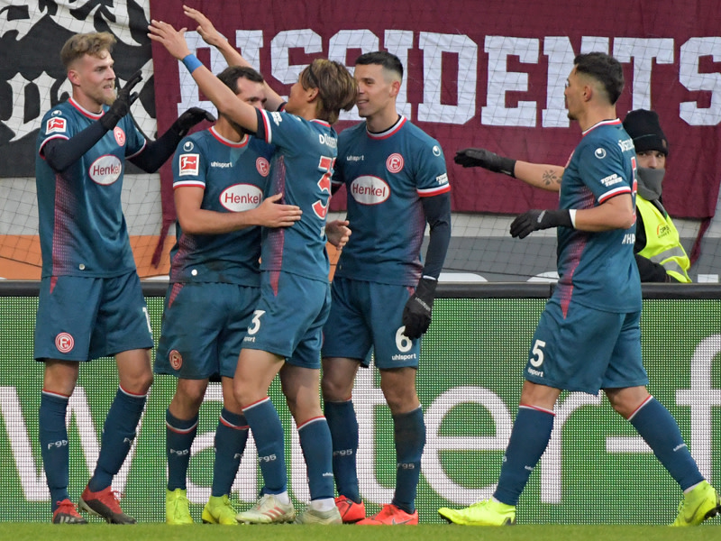 Marvin Ducksch mit Teamkollegen