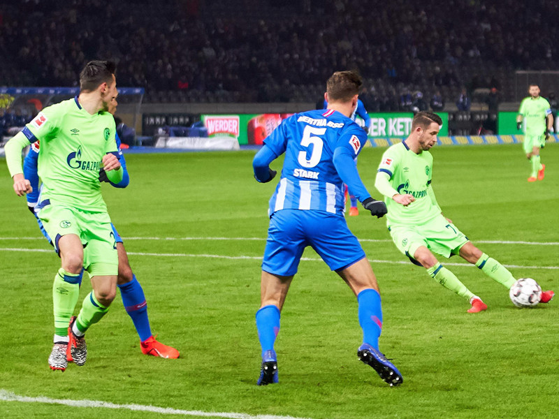Das zwischenzeitliche 2:1 für Schalke: Mark Uth (#7) trifft im Berliner Olympiastadion.