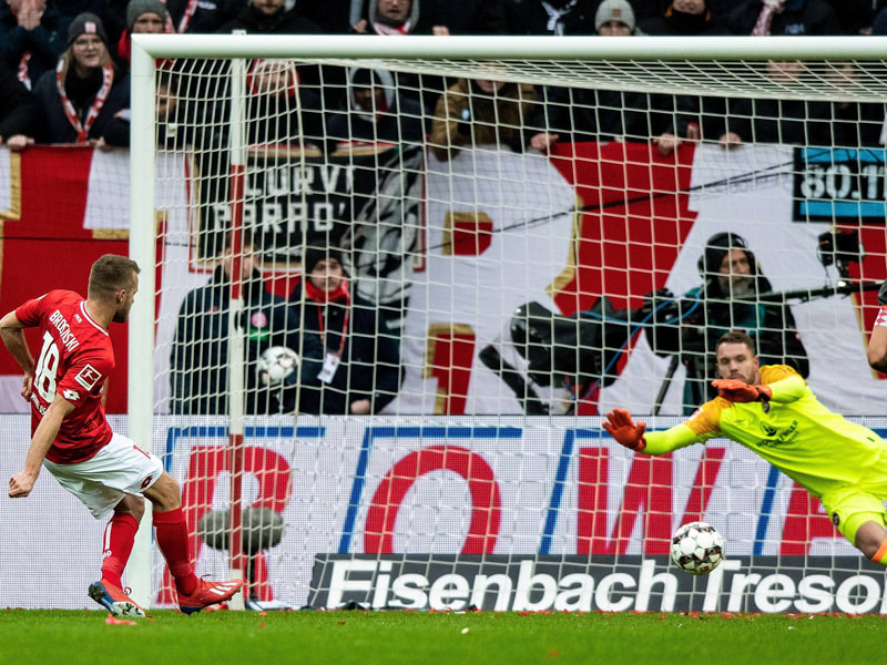 Brosinski verwandelt vom Punkt zum 1:0