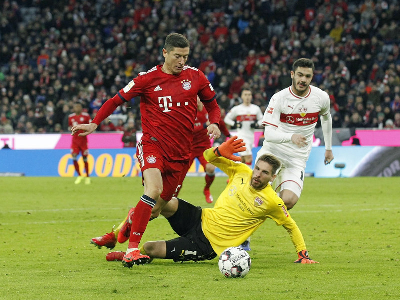 Schlusspunkt in München: Robert Lewandowski umkurvt VfB-Torwart Ron-Robert Zieler und trifft zum 4:1.