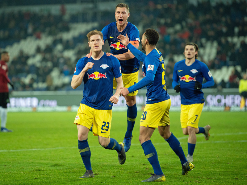 Leipzig jubelt in Hannover - da Marcel Halstenberg (#23) aus elf Metern getroffen hat.