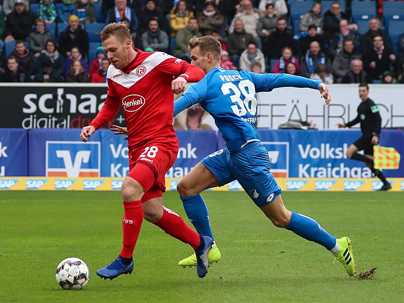 Blitztor nach der Pause: Düsseldorfs Hennings (l.).