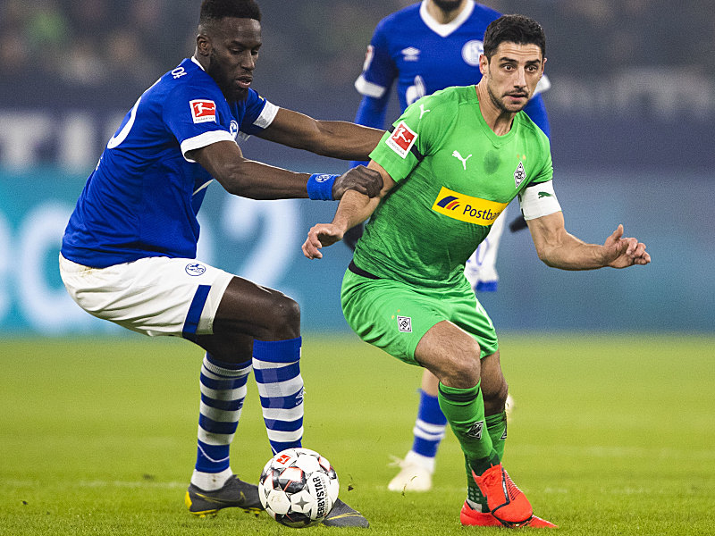 Hart angepackt: Schalkes Salif Sané im Zweikampf mit Lars Stindl (r.).