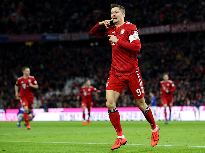 Als Bayern-Kapitän und treffsicherer Stürmer gegen Schalke unterwegs: Robert Lewandowski.