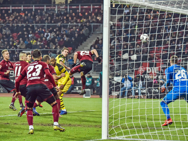 Einer der zahlreichen Abschlüsse von Mario Götze - doch FCN-Torwart Christian Mathenia pariert.