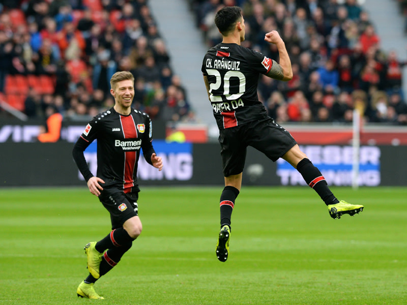 Jubelsprung: Charles Aránguiz freut sich über seinen frühen Treffer zum 1:0.