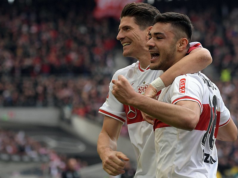 Rundum glücklich: Die Stuttgarter Torschützen Mario Gomez und Ozan Kabak (r.).