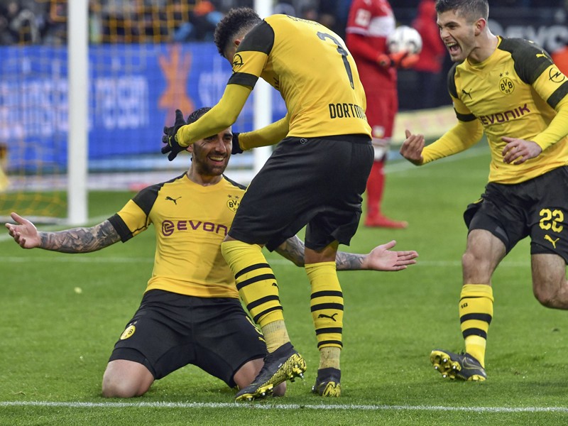 Erlösung nach dem zweiten Dortmunder Treffer: Paco Alcacer (unten) wird von Jadon Sancho (#7) und Christian Pulisic gefeiert.