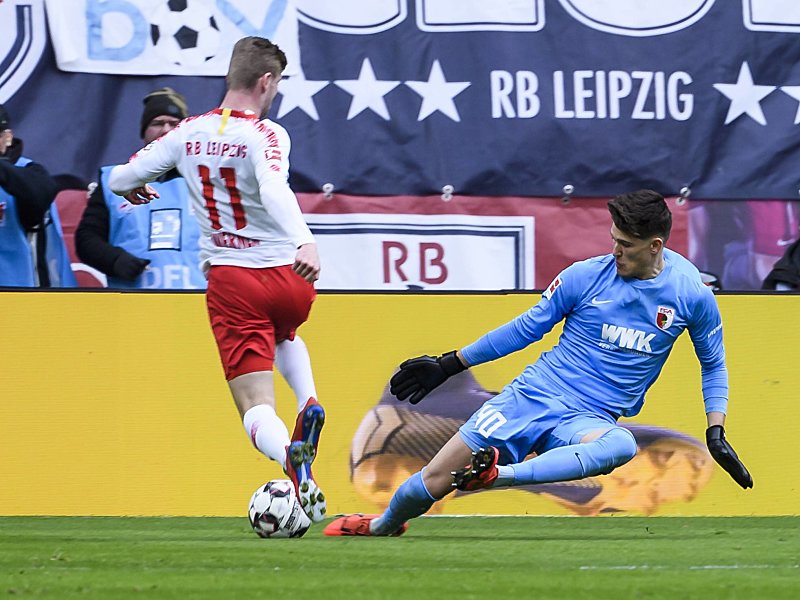 Duell um den Ball: Timo Werner und FCA-Keeper Gregor Kobel (re.).