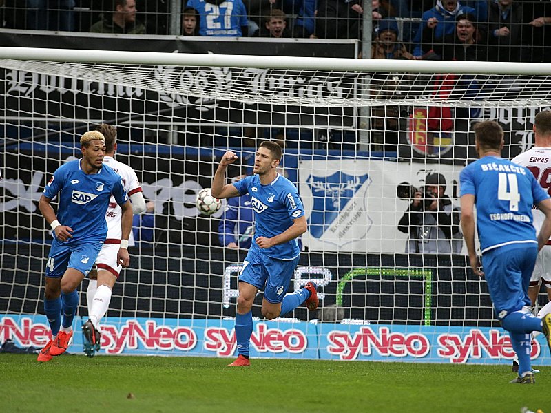 Jubelfaust: Kramaric (Mi.) freut sich über sein soeben erzieltes 1:0.