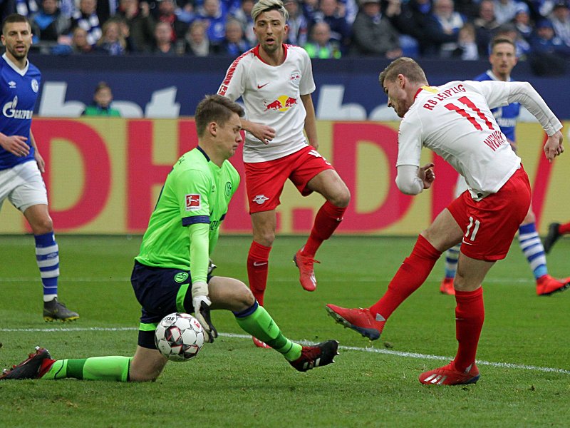 Leipzigs Timo Werner überwindet Schalkes Keeper Alexander Nübel zur Führung für RB.