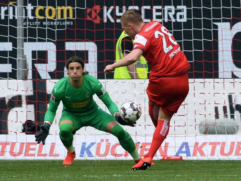 Platzierter Schuss zum 1:0: Düsseldorfs Rouwen Hennings markiert die Fortuna-Führung.
