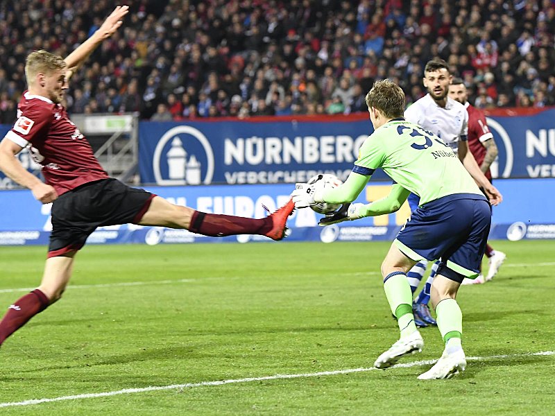 Diskutable Szene: Behrens spitzelt Nübel den Ball weg. Sein anschließender Treffer zählte nicht.