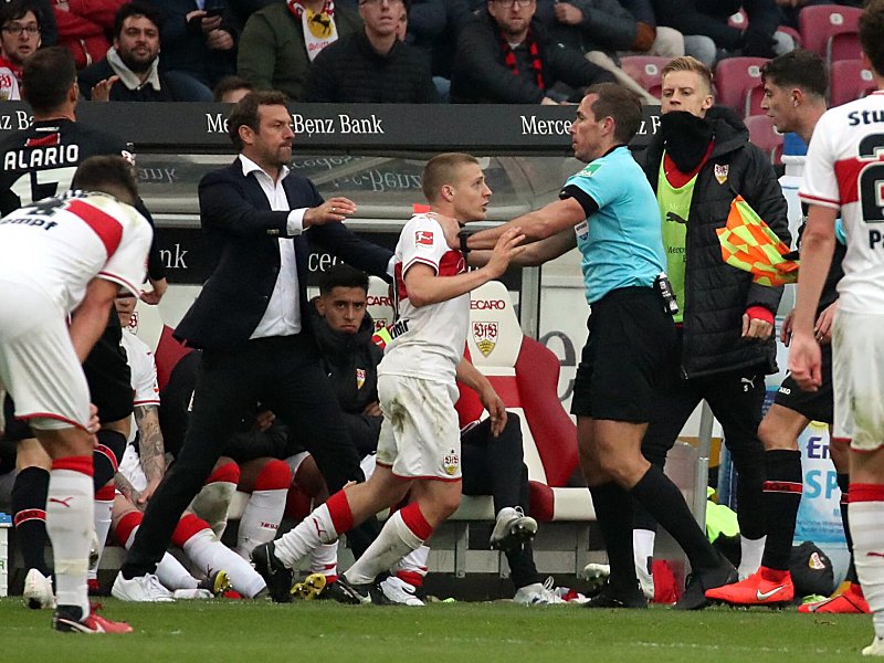 Turbulente Szenen: Santiago Ascacibar (Mi.) und Referee Tobias Stieler.