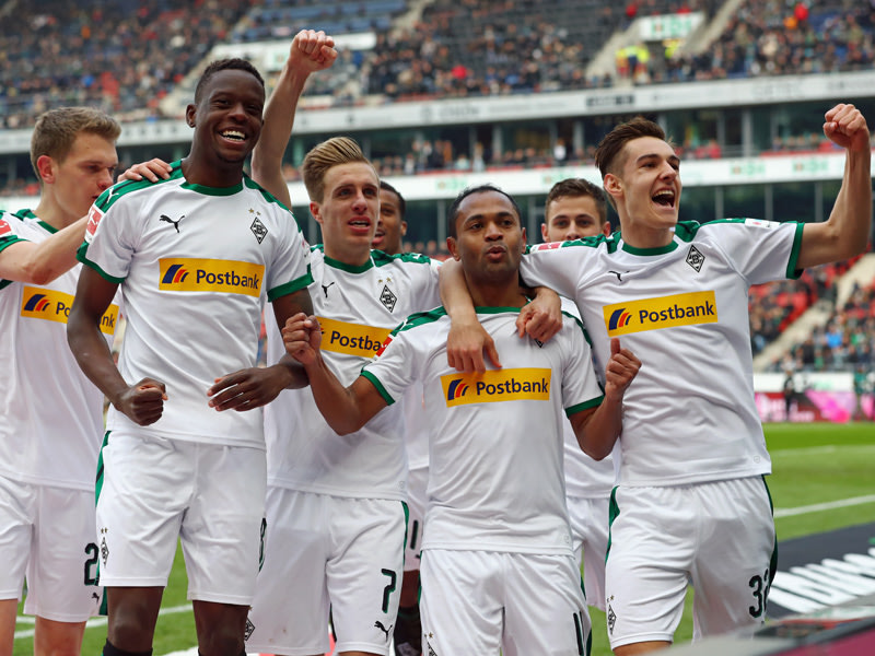 Torschütze Raffael (3.v.re.) & Co. feiern Gladbachs Treffer zum 1:0.