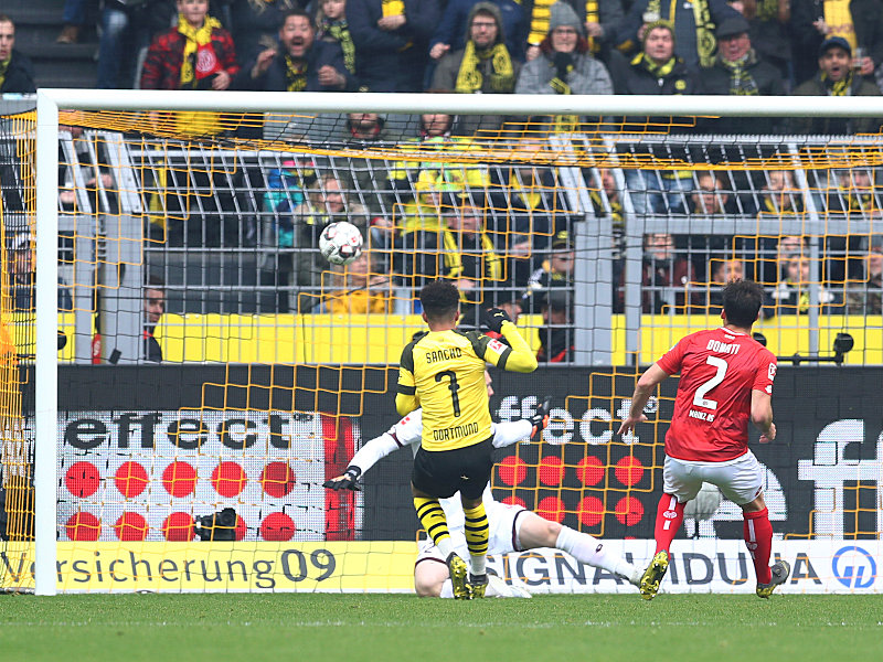 Mit etwas Glück drückt Sancho (#7) den Ball zum 1:0 über die Linie.
