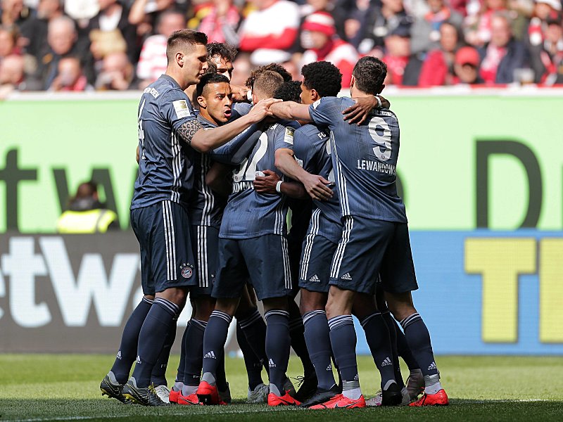 Teamjubel: Die Bayern freuen sich über das soeben erzielte 1:0.