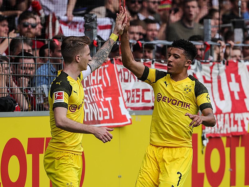Schlag ein: Marco Reus und Jadon Sancho (r.) bejubeln das 1:0.