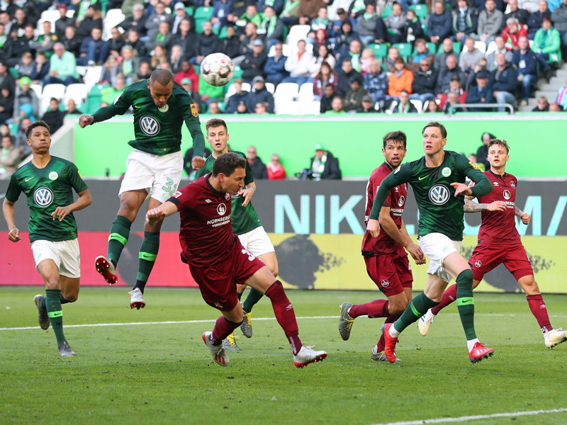Die Entscheidung der Partie: Tisserand gewinnt den Zweikampf gegen Margreitter und köpft zum 2:0.