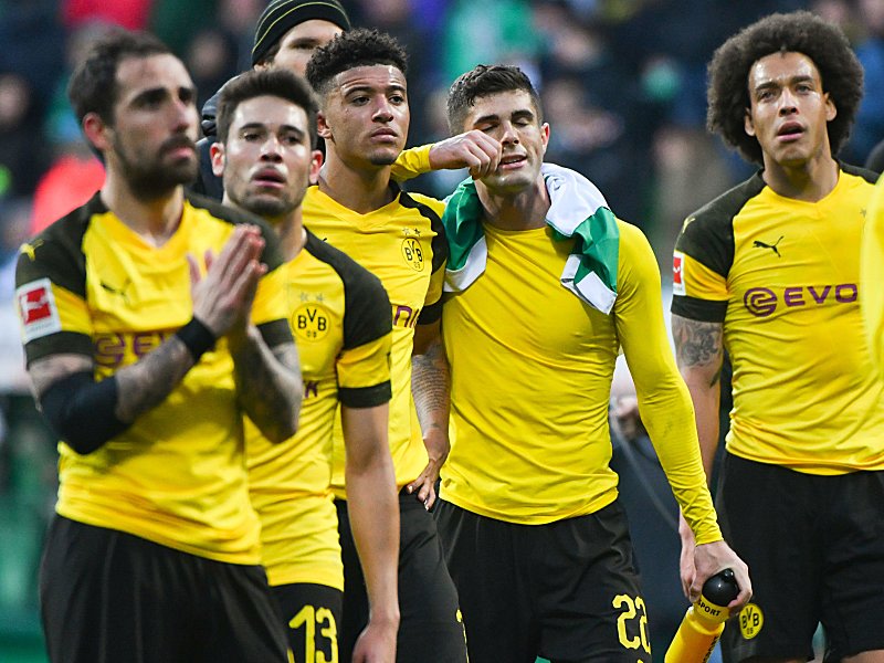 Enttäuschte Gesichter: Die BVB-Spieler nach dem Spiel in Bremen.