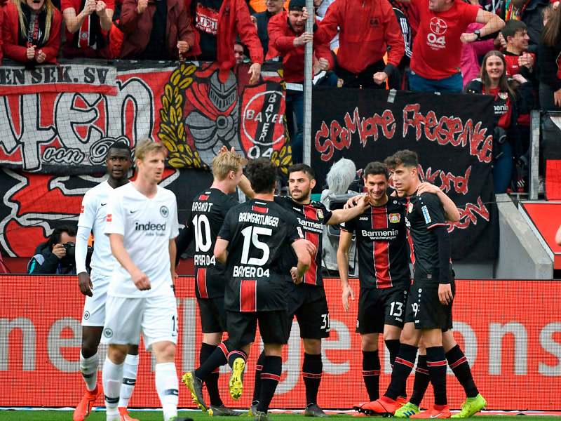 Bayer in Feierlaune, Martin Hinteregger (vo.) und Co. bedient: Frankfurt erlebte in Leverkusen ein Desaster.