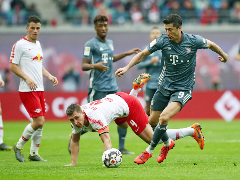Hatte kurz vor Schluss bei einem Freistoß den Siegtreffer auf dem Fuß: Robert Lewandowski (re.).