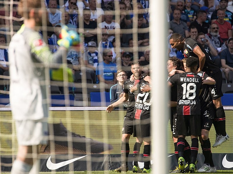 Die Leverkusener jubeln nach dem 1:0 von Kai Havertz.